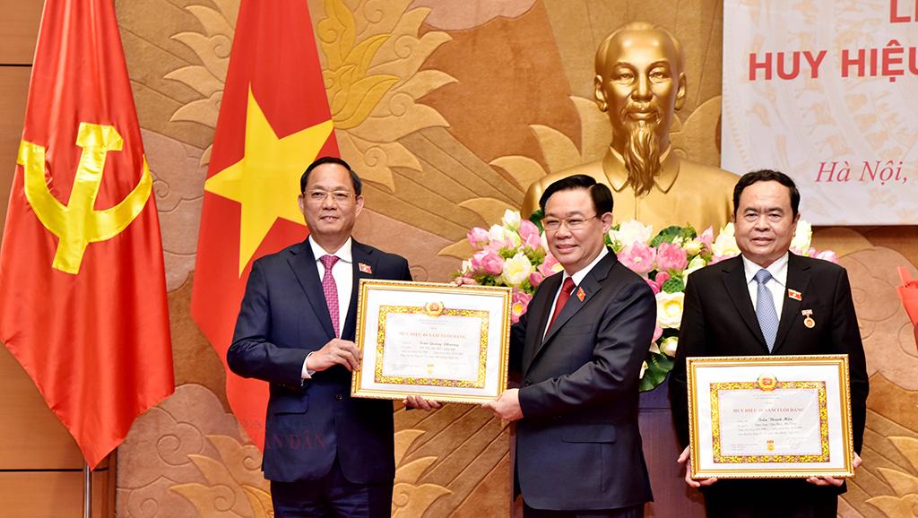 Chủ tịch Quốc hội Vương Đình Huệ trao Huy hiệu 40 năm tuổi Đảng tặng Phó Chủ tịch Thường trực Quốc hội Trần Thanh Mẫn và Phó Chủ tịch Quốc hội, Thượng tướng Trần Quang Phương - Ảnh 4.