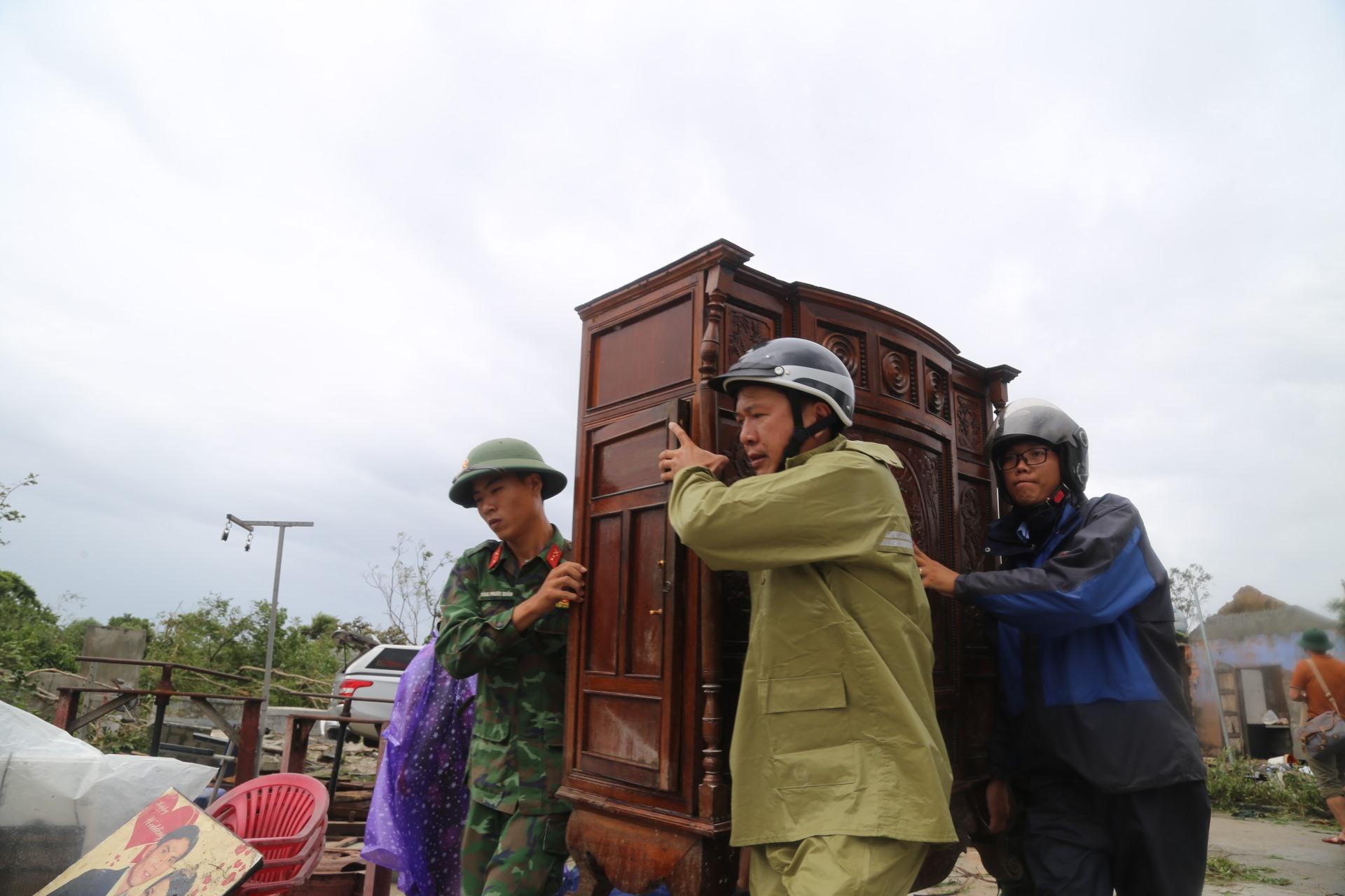 Ngoài ra, người dân và chính quyền địa phương cũng hỗ trợ những hộ bị thiệt hại nặng nề khắc phục hậu quả sớm ổn định cuộc sống.