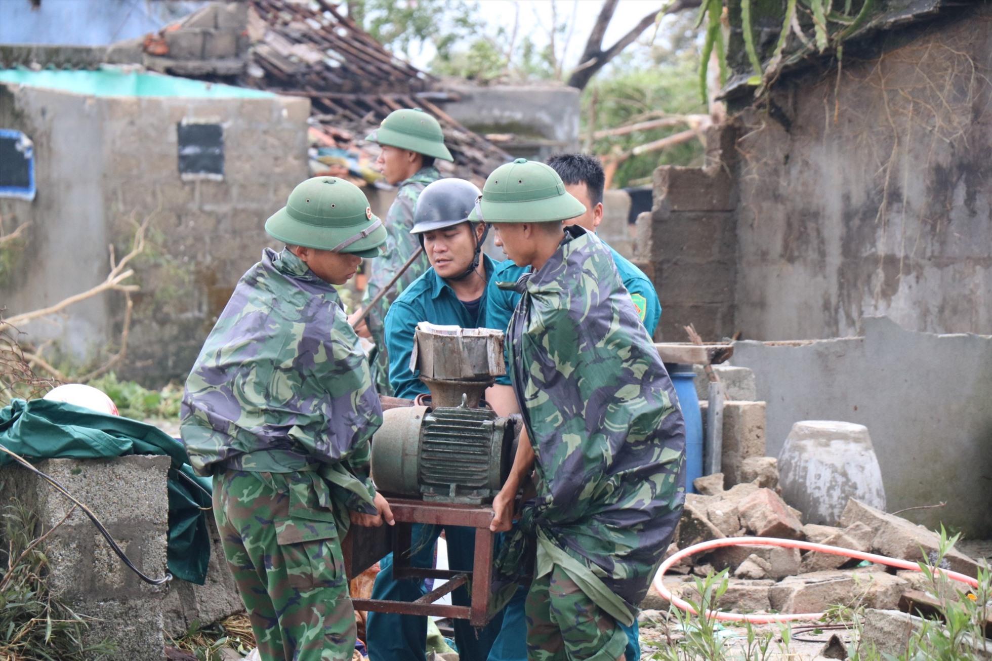 Lực lượng BĐBP giúp người dân khắc phục hậu quả.