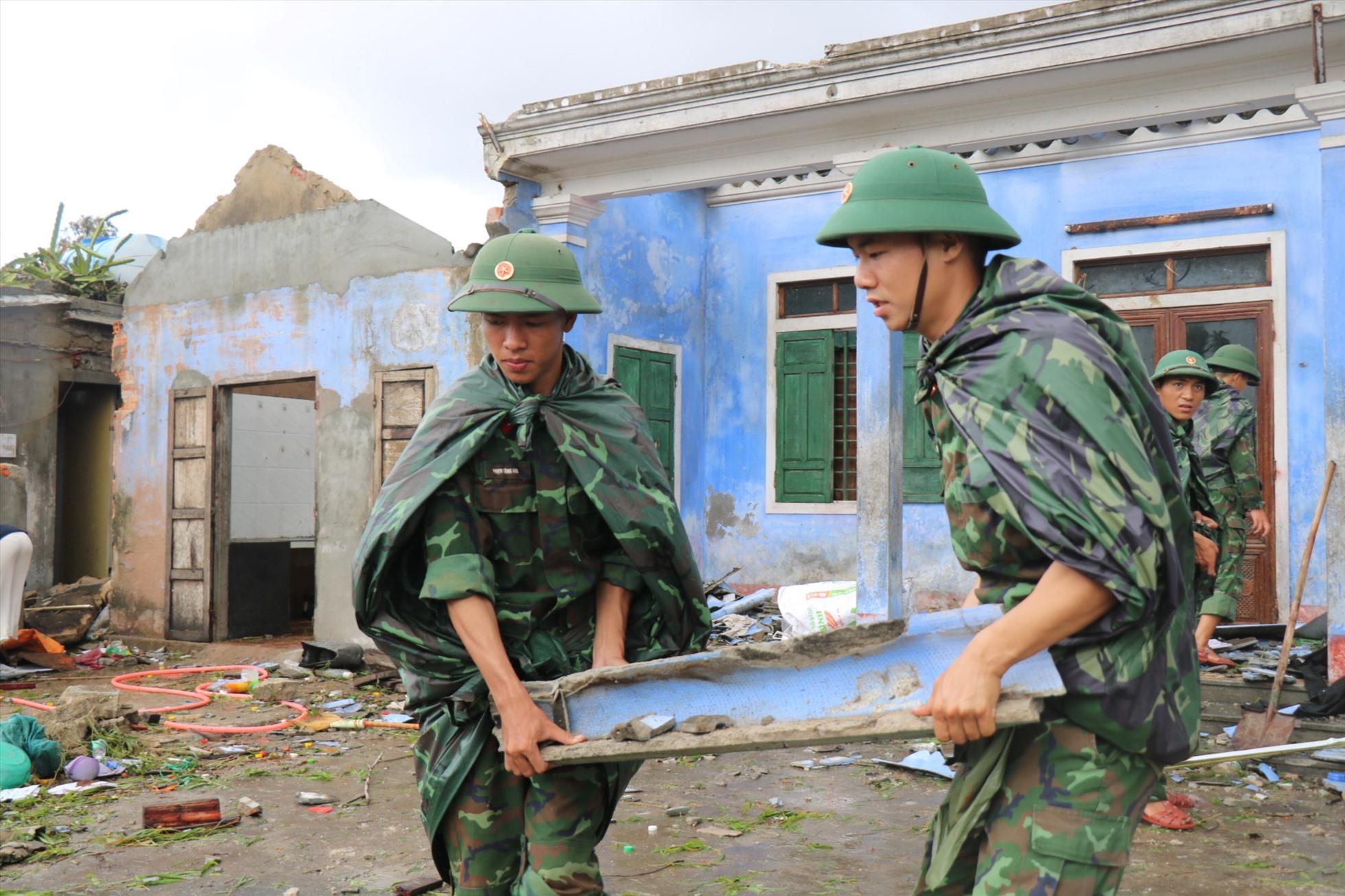 Đại tá Hoàng Văn Nhân - Chính ủy Bộ CHQS tỉnh Thừa Thiên Huế cho biết, Bộ Chỉ huy quân sự tỉnh đã huy động quân số đơn vị cũng như lực lượng vũ trang các địa phương gấp rút giúp người dân khắc phục hậu quả. “Trách nhiệm của chúng tôi là phải giúp người dân hết mình, bằng mọi cách giúp dân khắc phục hậu quả tránh cảnh màn trời chiếu đất“.