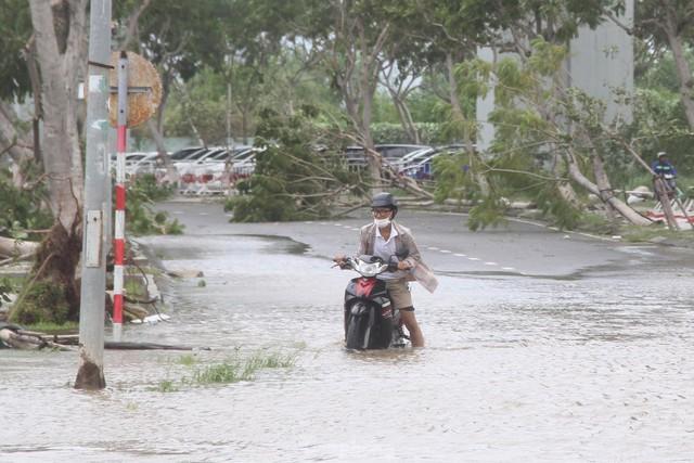 Hàng quán ven biển Đà Nẵng ngổn ngang, bão lột gạch lát kè bờ sông Hàn - Ảnh 18.