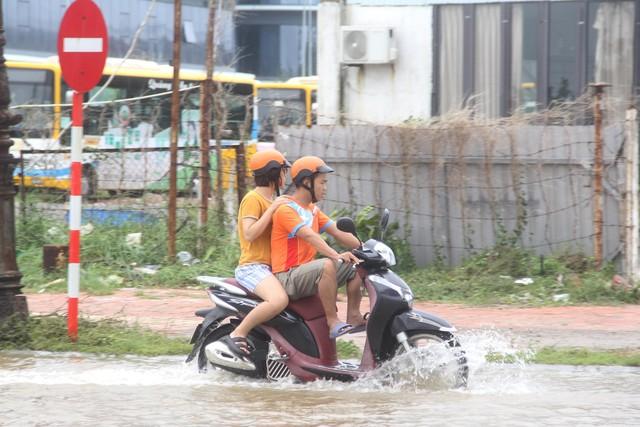 Hàng quán ven biển Đà Nẵng ngổn ngang, bão lột gạch lát kè bờ sông Hàn - Ảnh 20.