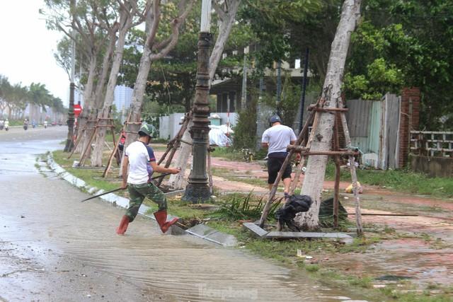 Hàng quán ven biển Đà Nẵng ngổn ngang, bão lột gạch lát kè bờ sông Hàn - Ảnh 22.