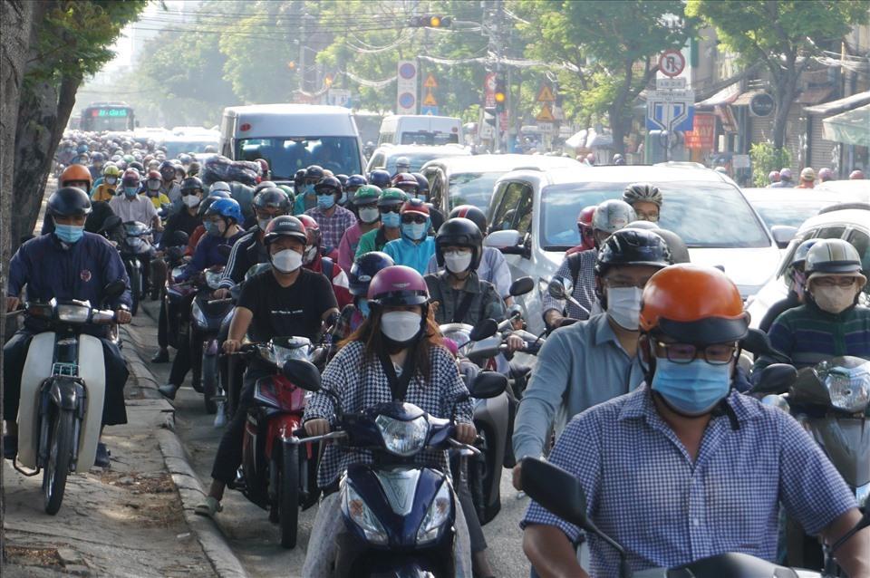 Đường Nguyễn Tất Thành (quận 4) - trục đường chính từ khu Nam vào trung tâm TPHCM nhưng kẹt xe triền miên.  Ảnh: M.Q