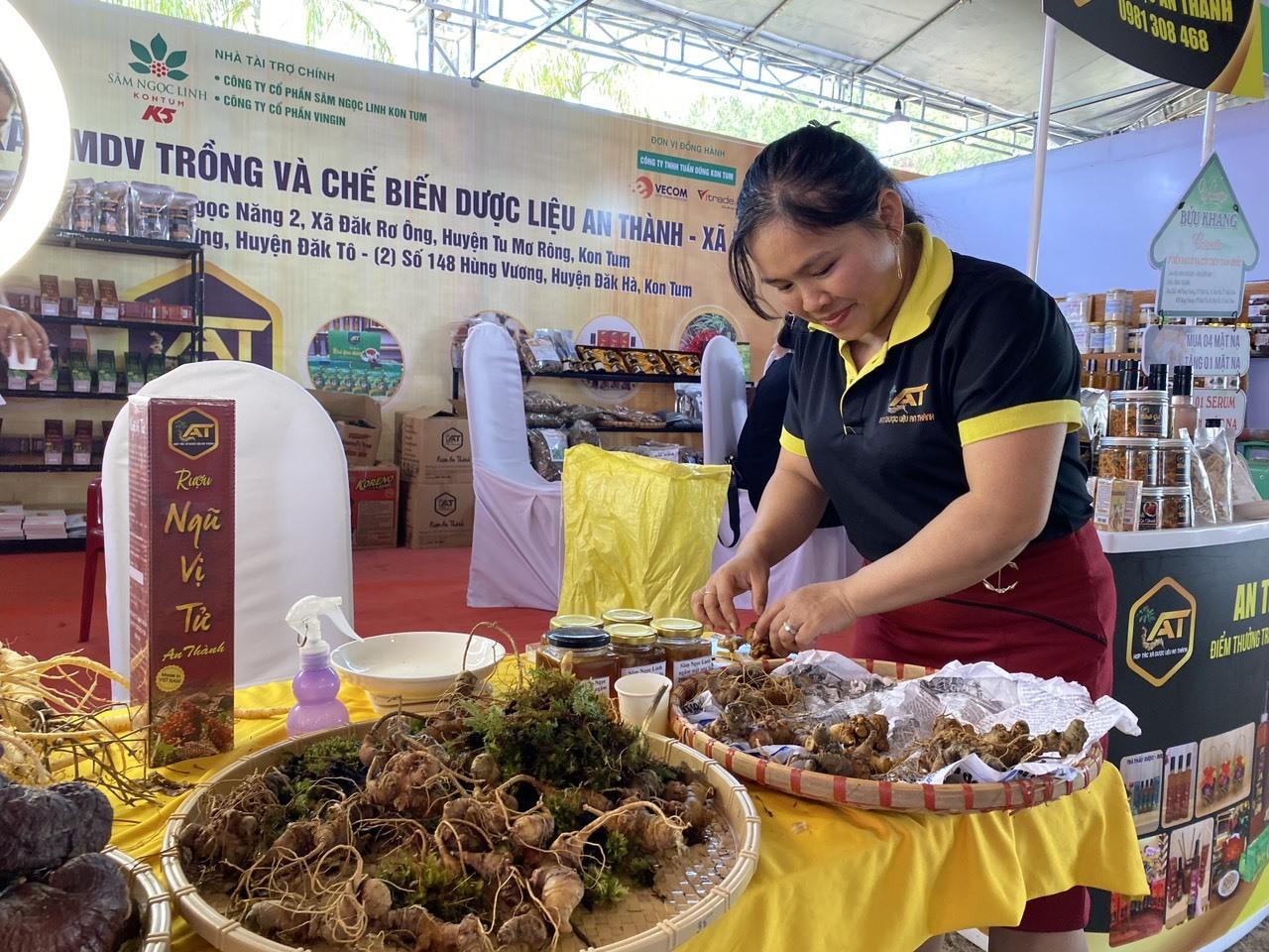 Một gian hàng bày bán sâm tươi nguyên củ. Ảnh Thanh Tuấn