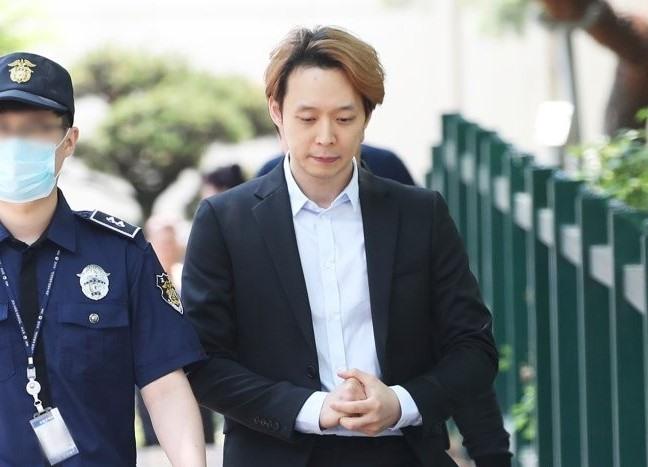 Hình ảnh Park Yoochun rời khỏi trại tạm giam Suwon. Ảnh: Yonhap News.