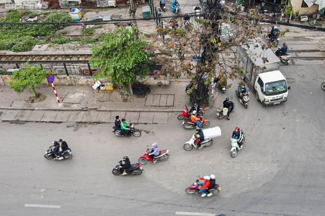 Xe máy nối đuôi nhau đi ngược chiều, cắt mặt ô tô trên đường Giải Phóng, Hà Nội - Ảnh 4.