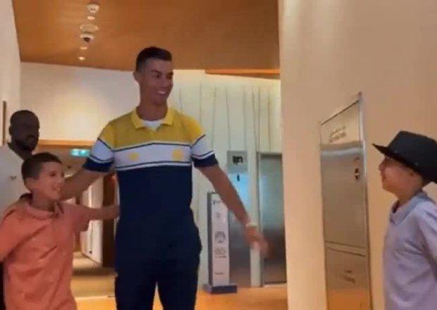 Nghĩa cử đẹp: Ronaldo gửi máy bay cứu trợ tới nạn nhân của vụ động đất - Ảnh 3.