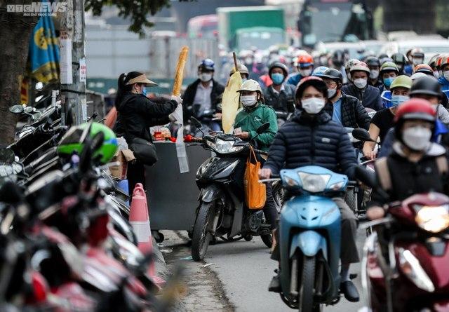 Mọc thêm 3 lô cốt, đường giao thông huyết mạch Thủ đô đã tắc nay còn tắc hơn - Ảnh 12.