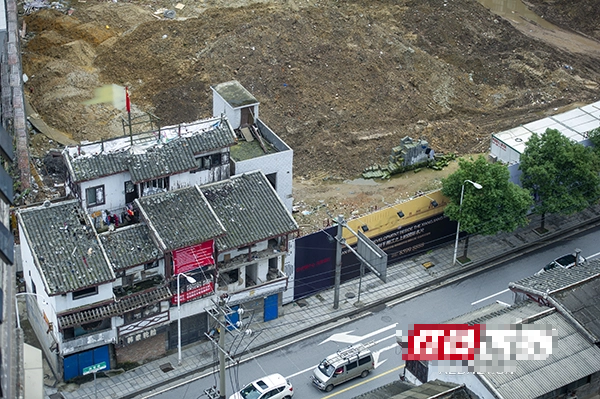 Ngôi nhà 80m2 siêu "cứng đầu" ở Trung Quốc: Gia chủ nghỉ việc, lắp hẳn 18 camera, nuôi 4 con chó để theo dõi, chỉ rời đi khi được bồi thường thỏa đáng - Ảnh 1.