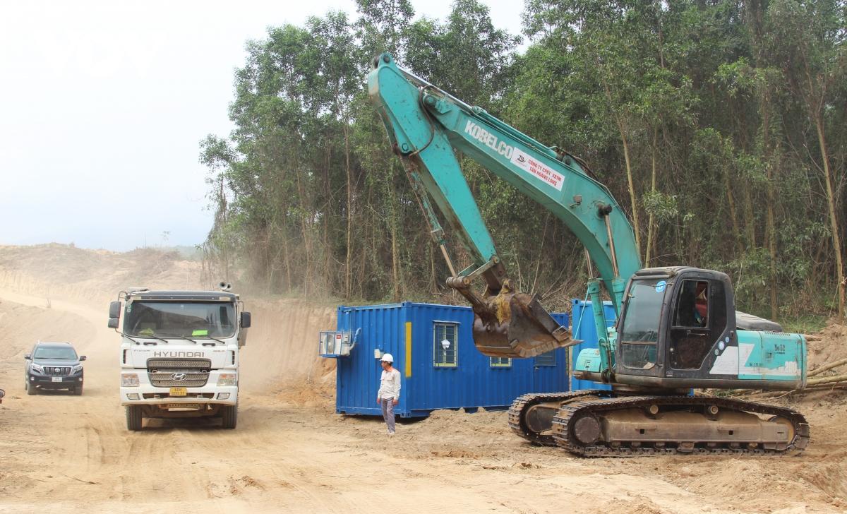 Hối hả trên công trường cao tốc Bắc - Nam đoạn Quy Nhơn - Chí Thạnh - Ảnh 3.