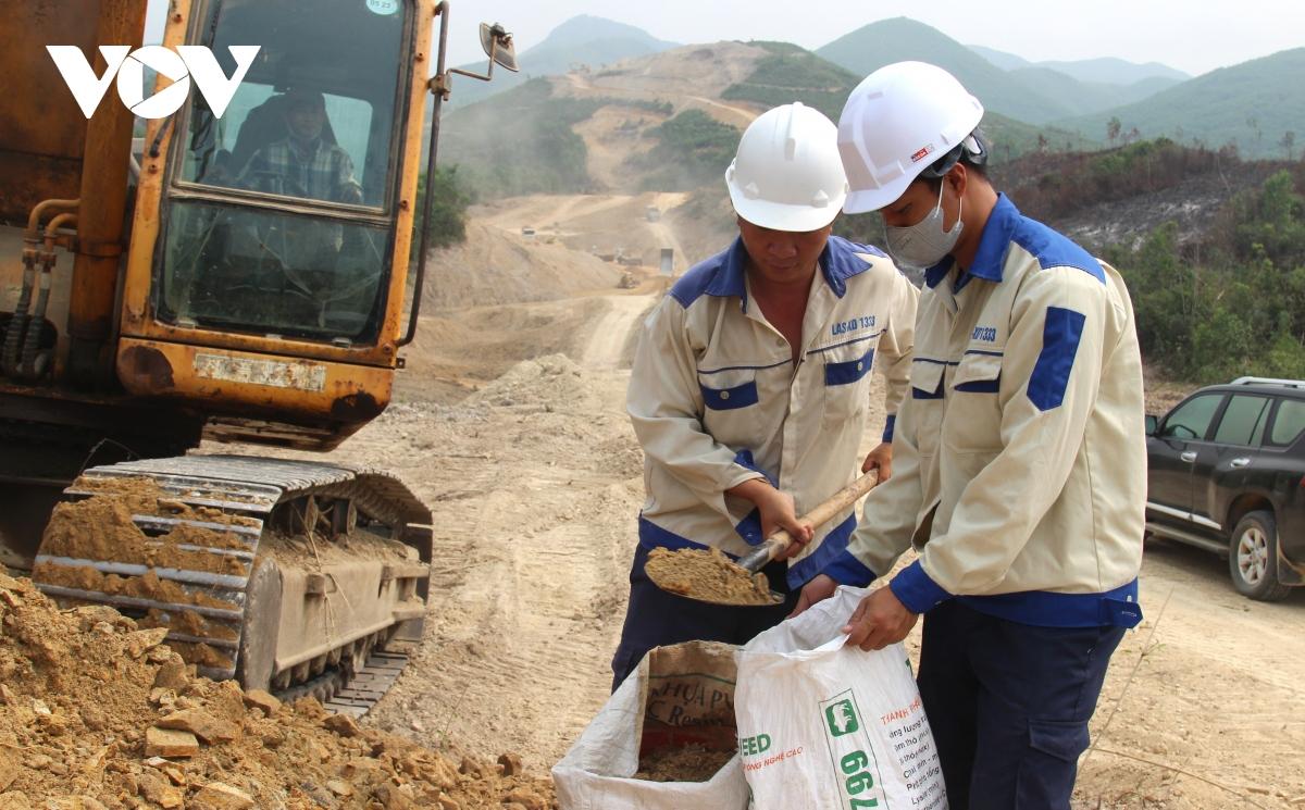 Hối hả trên công trường cao tốc Bắc - Nam đoạn Quy Nhơn - Chí Thạnh - Ảnh 4.