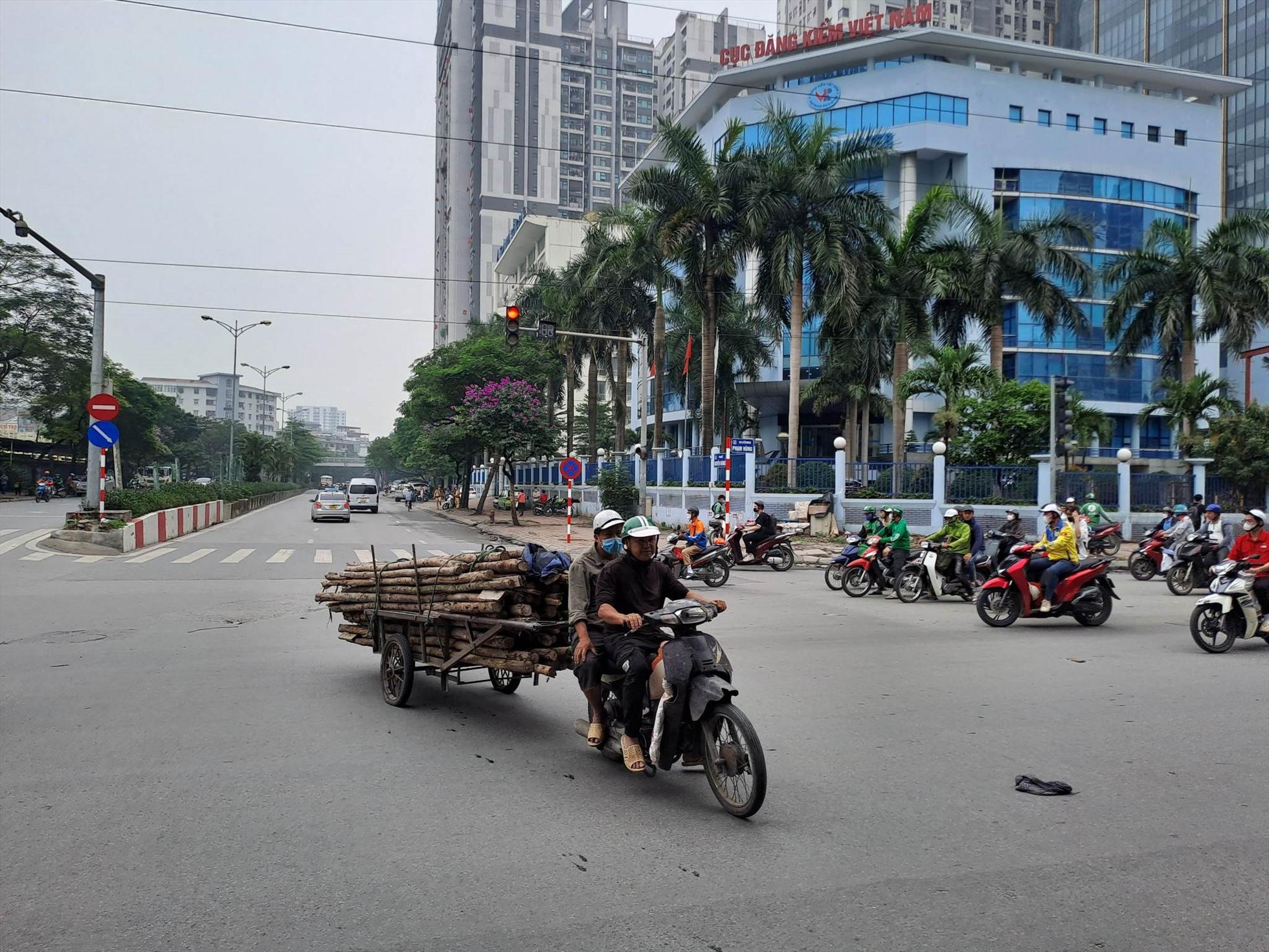 Cần xử lý nghiêm xe tự chế chở hàng hoá mất an toàn giao thông