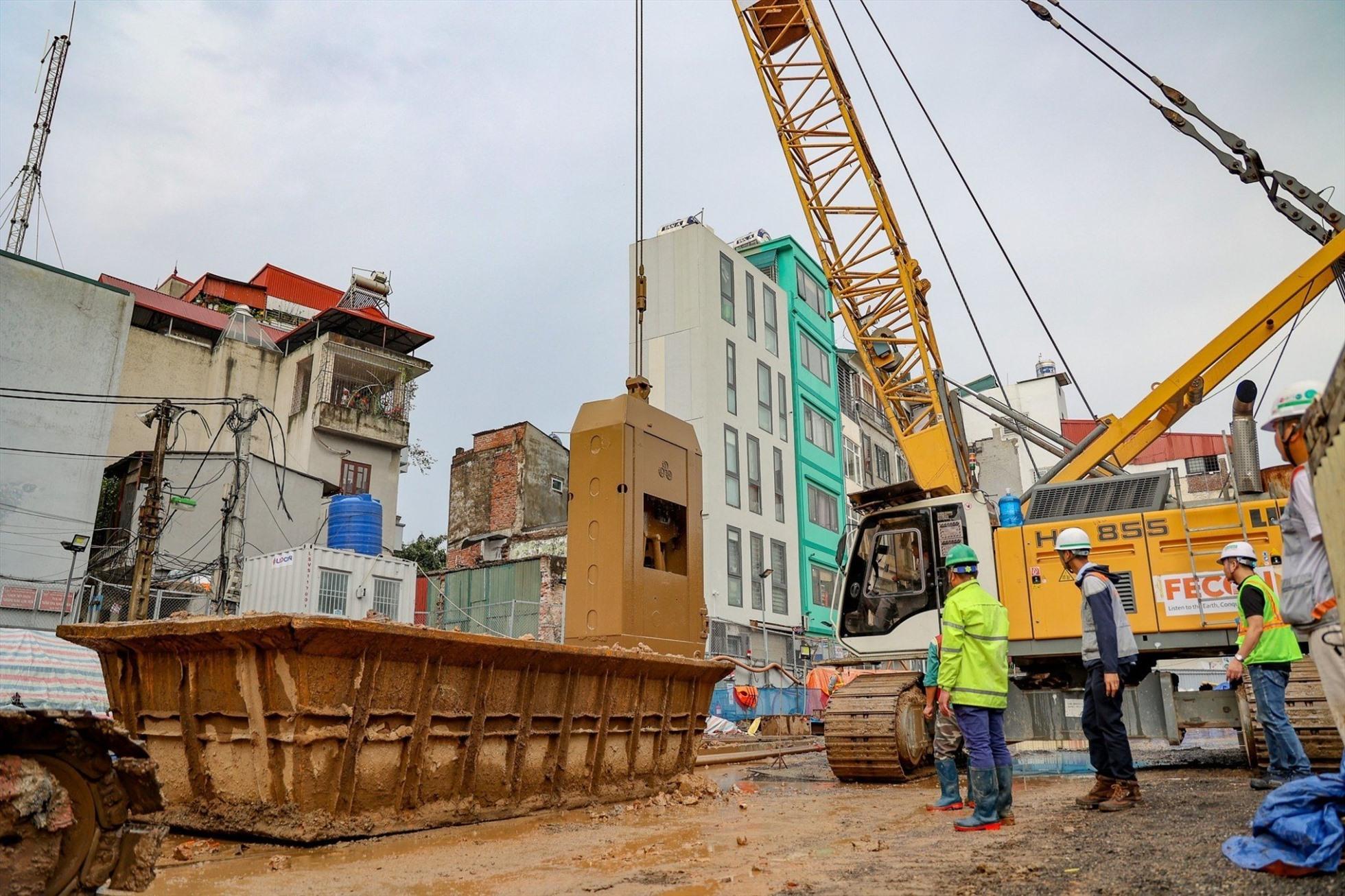 Các tuyến đường sắt của Hà Nội liên tục đội vốn, chậm tiến độ. Ảnh: Phạm Đông