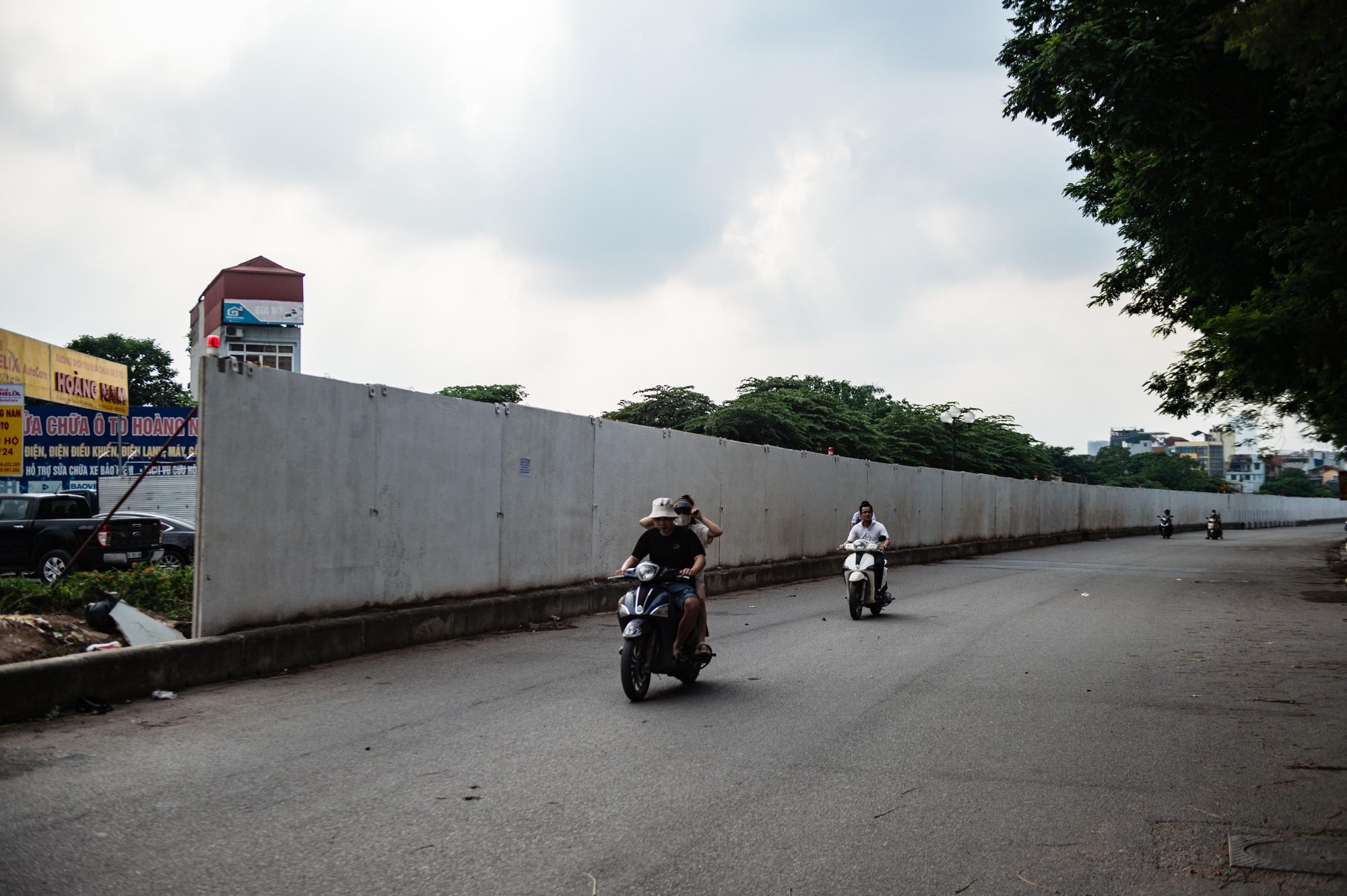 Hà Nội: Tường rào bê tông bất thường cản trở giao thông tại khu vực đường vành đai 2,5. - Ảnh 1.