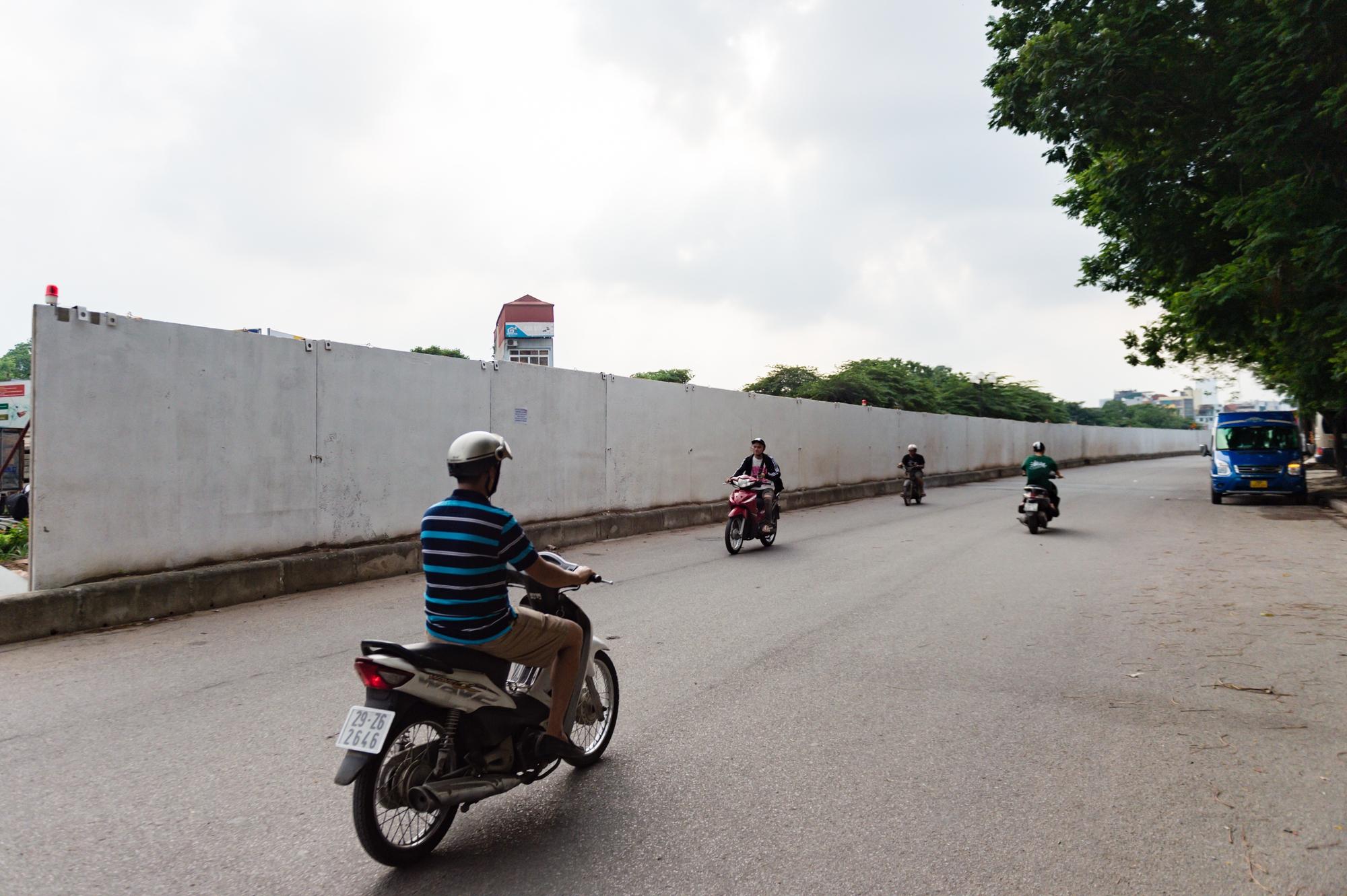 Hà Nội: Tường rào bê tông bất thường cản trở giao thông tại khu vực đường vành đai 2,5. - Ảnh 11.