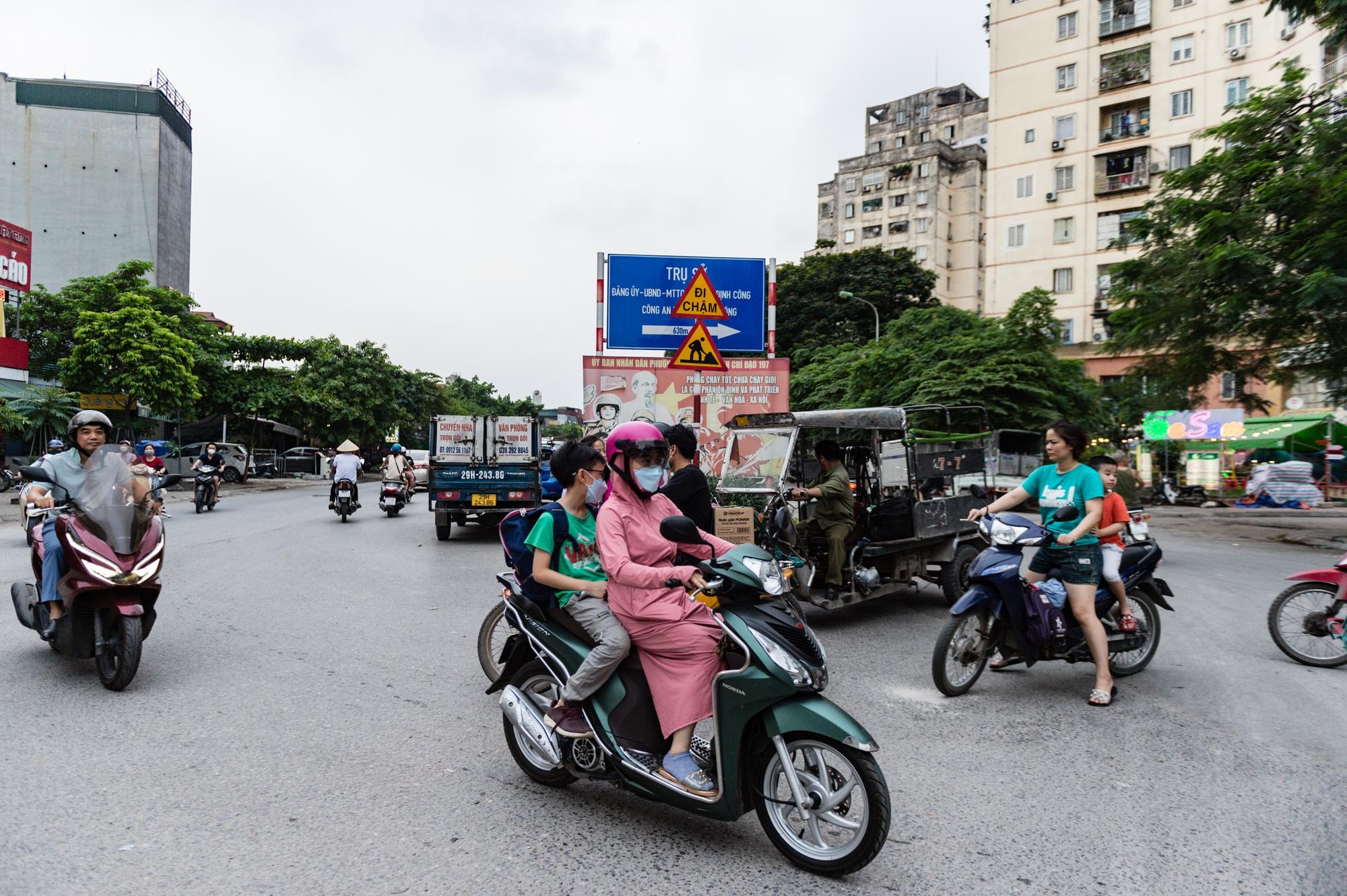 Hà Nội: Tường rào bê tông bất thường cản trở giao thông tại khu vực đường vành đai 2,5. - Ảnh 10.