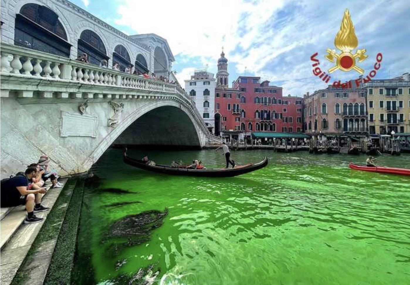 Nước biển ở Venice đổi màu một cách bí ẩn