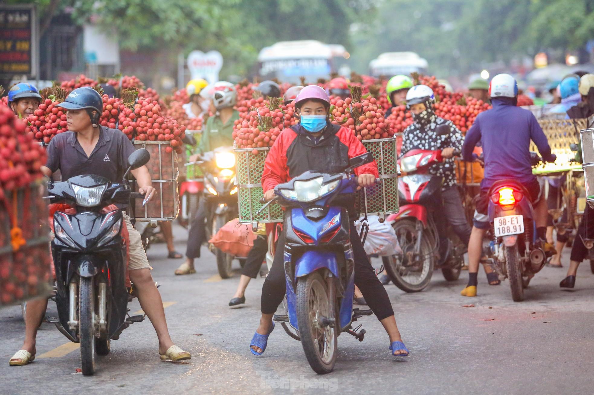 Hàng trăm xe nối đuôi chờ 'ngã giá' thu mua ở thủ phủ vải thiều - Ảnh 5.