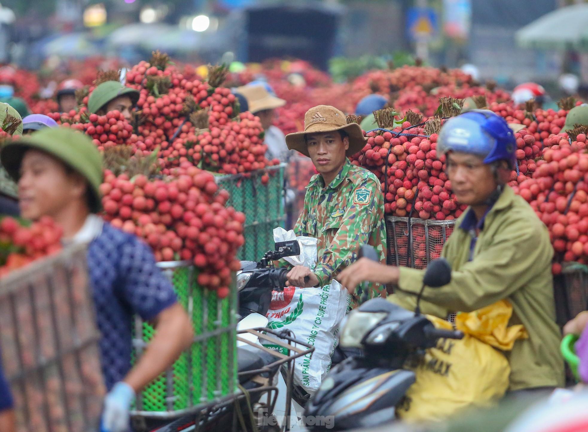 Hàng trăm xe nối đuôi chờ 'ngã giá' thu mua ở thủ phủ vải thiều - Ảnh 8.