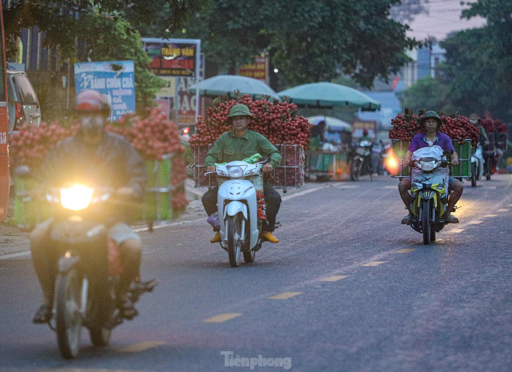 Hàng trăm xe nối đuôi chờ 'ngã giá' thu mua ở thủ phủ vải thiều - Ảnh 4.