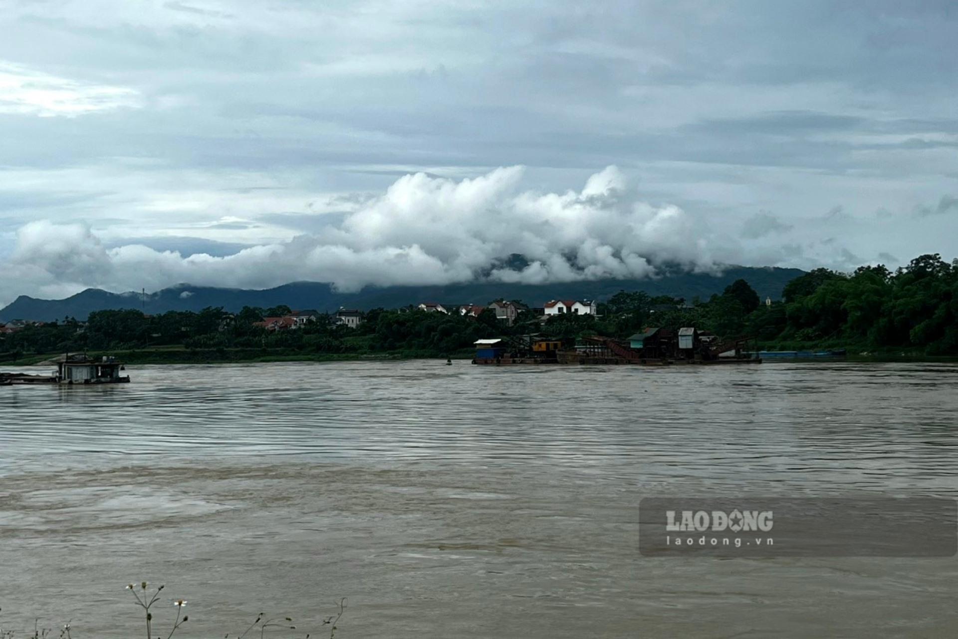 Những ngày qua, thời tiết tại miền Bắc thường xuyên có mưa, cá biệt trong 3 ngày cao điểm từ ngày 23.6 đến 25.6, một số tỉnh khu vực Tây Bắc Bộ như Hòa Bình, Điện Biên, Sơn La, Yên Bái... đã có mưa vừa, mưa to, cục bộ có nơi mưa rất to. Lượng mưa tính từ 19h tối 24.6 đến 15h ngày 25.6 có nơi trên 100mm như: Sập Vạt (Sơn La) 114mm, Yên Thế (Yên Bái) 185mm, Ninh Lai (Tuyên Quang) 133.6mm...