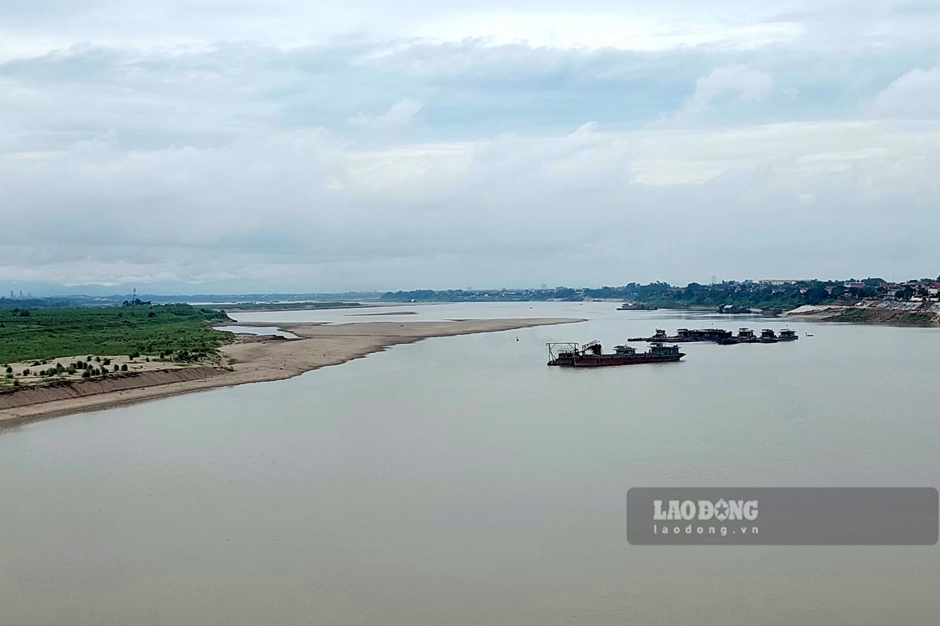 Thay đổi rõ rệt nhất là đoạn sông giáp khu vực hợp lưu giữa sông Đà và sông Hồng (đoạn cầu Trung Hà ,xã Thái Hòa, huyện Ba Vì), mực nước tại đây đã dâng lên đáng kể. Một phần là do nước từ các sông ngòi, kênh rạch đổ về những ngày mưa vừa qua, một phần là do ảnh hưởng của việc nước sông Hồng dâng cao khiến sông Đà qua đoạn này dâng theo.