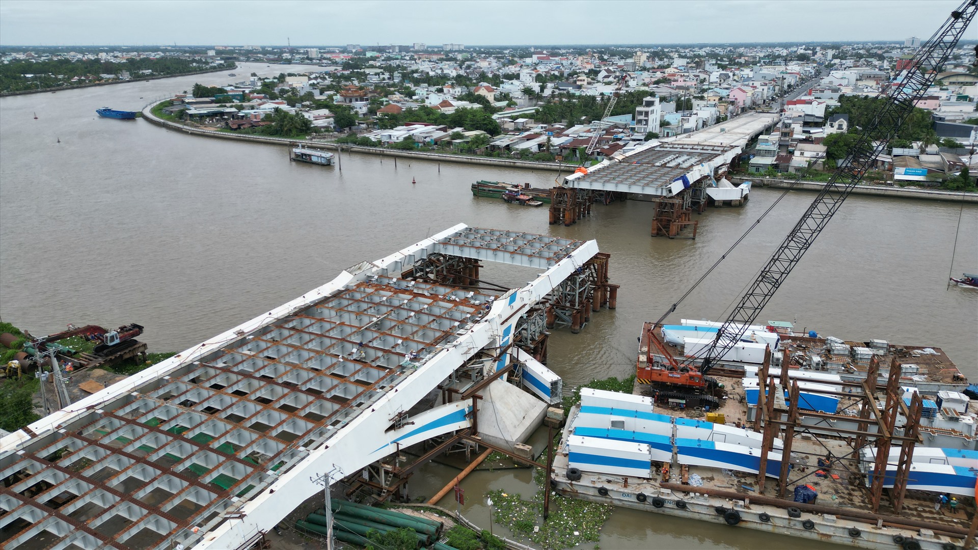 Đối với công trình cầu Trần Hoàng Na, Phó Thủ tướng đề nghị UBND TP Cần Thơ tiếp tục chỉ đạo Ban quản lý dự án ODA tăng cường công tác quản lý giám sát, giải quyết kịp thời các khó khăn, đôn đốc nhà thầu thi công đẩy nhanh tiến độ, hoàn thành công trình và kết thúc toàn bộ dự án đúng hạn được phê duyệt.