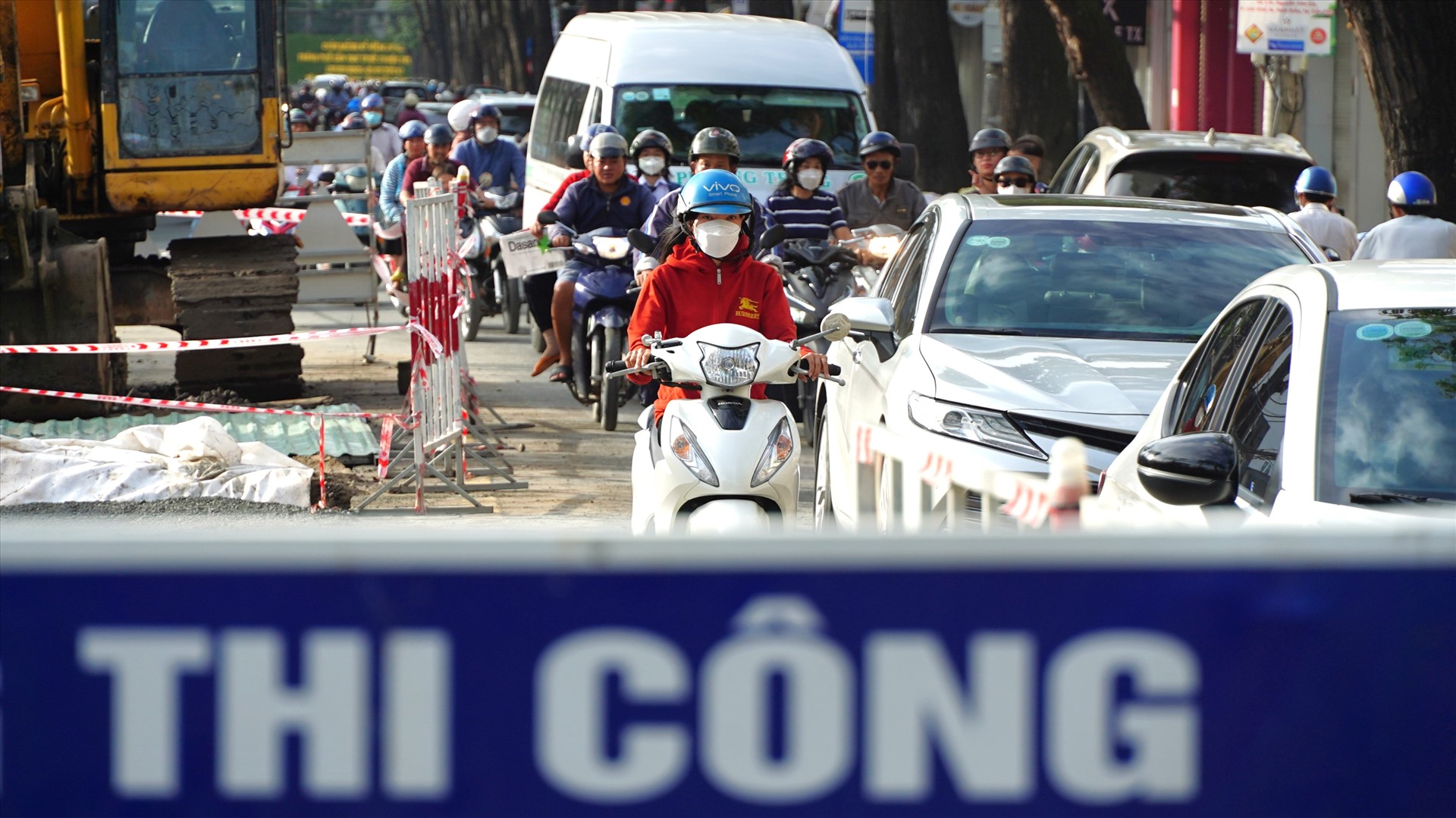 Ông Bùi Thái Thượng thông tin thêm, đường Nguyễn Trãi có chiều dài khoảng 620m, đã thi công được trên 50%. Hiện Ban Quản lý các dự án ODA đã trao đổi với địa phương về việc thi công vào ban đêm, đồng thời cũng đã chỉ đạo cho thi công, tăng ca vào ban đêm để tạo điều kiện thuận lợi cho người dân tham gia giao thông.