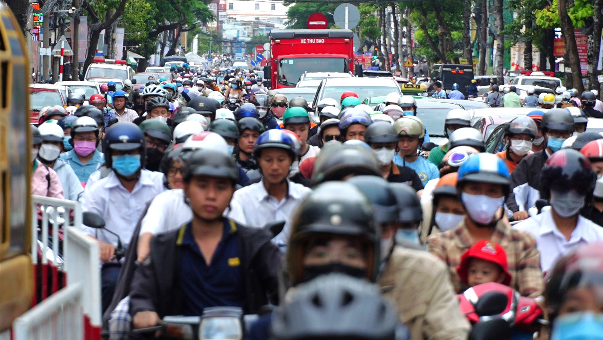 Những ngày gần đây, nhiều tuyến đường huyết mạch của nội ô TP Cần Thơ thường xuyên xảy ta tình trạng ùn tắc giao thông, nhất là vào những giờ cao điểm, do ảnh hưởng của đơn vị thi công rào chắn để nâng cấp đường.