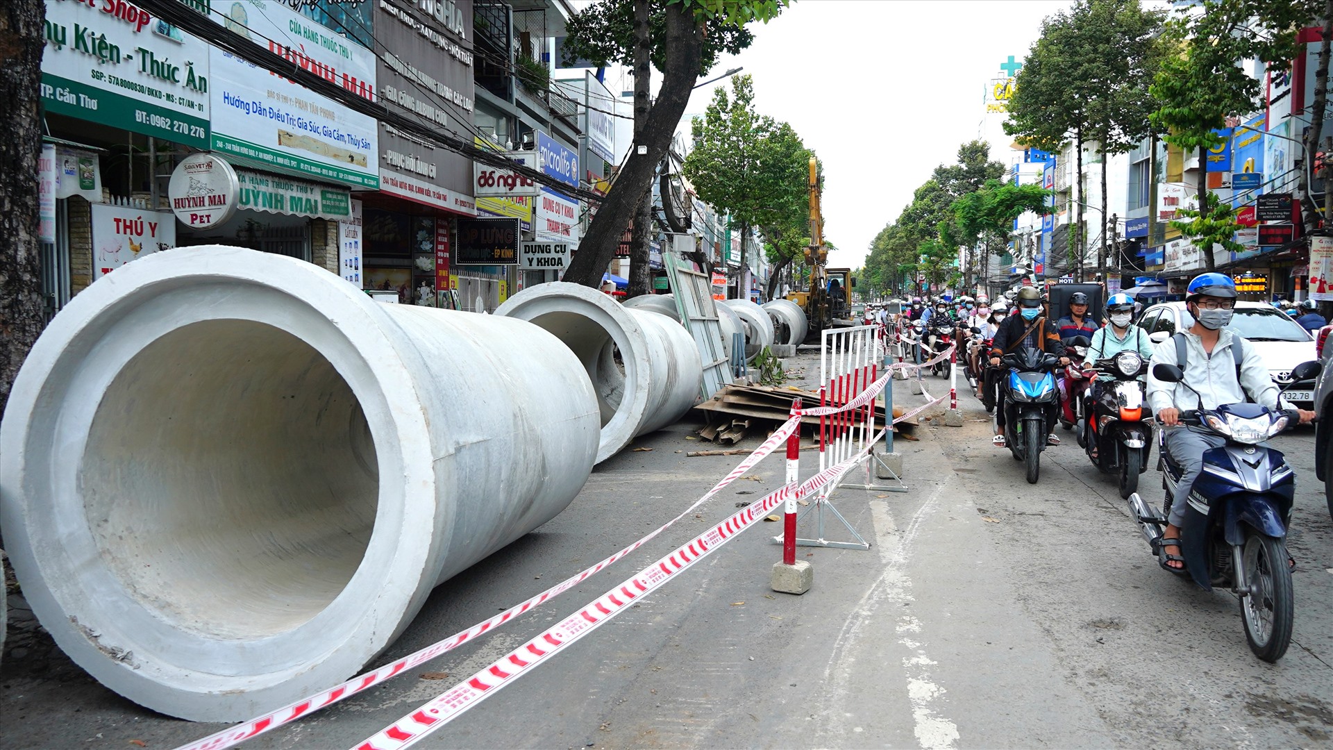 Tại buổi họp báo quý II/2023, ông Bùi Thái Thượng - Giám đốc Ban Quản lý các dự án ODA TP Cần Thơ cho biết, đường Trần Hưng Đạo vướng 2 đường cáp ngầm 22kV ở dưới nên gặp khó khăn trong việc hoàn tất công tác thảm nhựa. Do đó, Ban sẽ phối hợp với các bên liên quan để cùng nhau phối hợp làm và thực hiện.