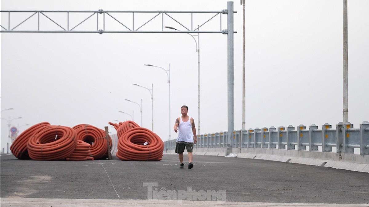 Người dân tranh thủ đi thể dục ngắm cầu Vĩnh Tuy 2 sáng sớm trước ngày thông xe - Ảnh 7.