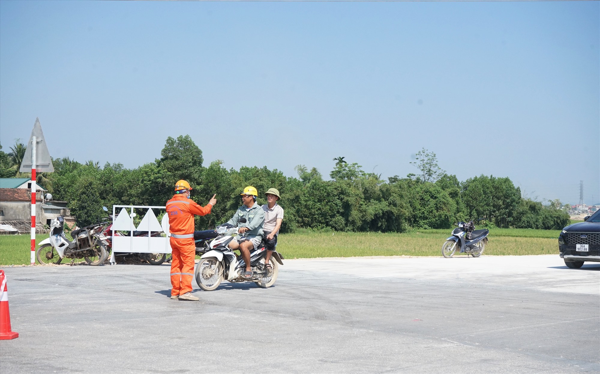 Ông Lê Quốc Tùng - cán bộ Thanh tra giao thông tỉnh Thanh Hóa cho biết, sau khi có quyết đinh thông xe vào ngày 1.9, từ đêm ngày 31.8, lực lượng thanh tra giao thông tỉnh đã cùng với các lực lượng chức năng khác có mặt tại các nút giao để hướng dẫn các phương tiện di chuyển ra vào một cách dễ dàng. Cùng với đó, không để các phương tiện không đủ điều kiện đi vào cao tốc, nhằm đảm bảo an toàn giao thông. Ảnh: Quách Du