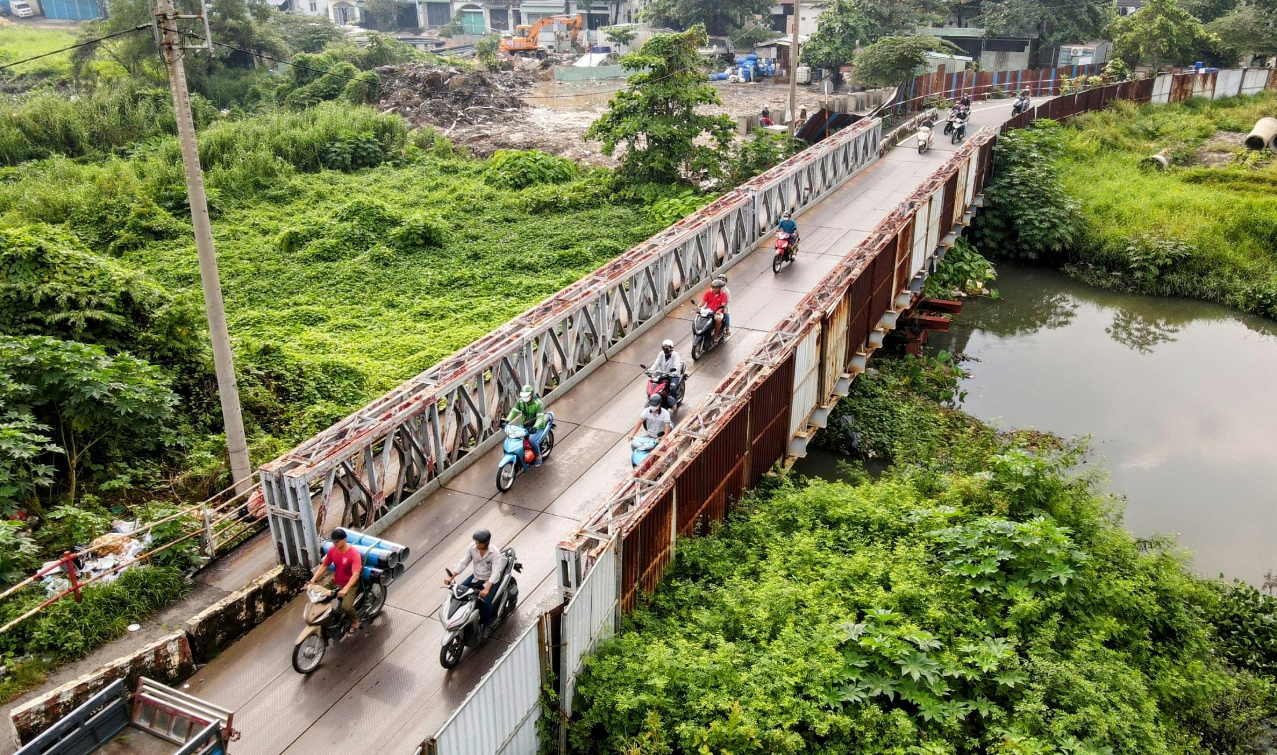 Trong thời gian thi công, thành phố đã cho xây dựng cầu tạm bằng sắt ở 2 bên cầu Tân Kỳ - Tân Quý để đáp ứng nhu cầu đi lại của người dân. Tuy nhiên, cầu sắt nhỏ hẹp, qua thời gian dài cũng đã dần xuống cấp vào thời điểm trời mưa, cầu sắt trơn trượt, thường xuyên xảy ra các vụ té ngã.