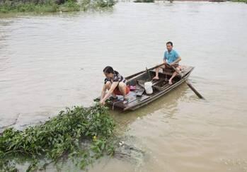 Nhiều tuyến đường giao thông tại thôn Kênh Gà bị ngập người dân phải dùng thuyền để đi lại. Ảnh: Diệu Anh