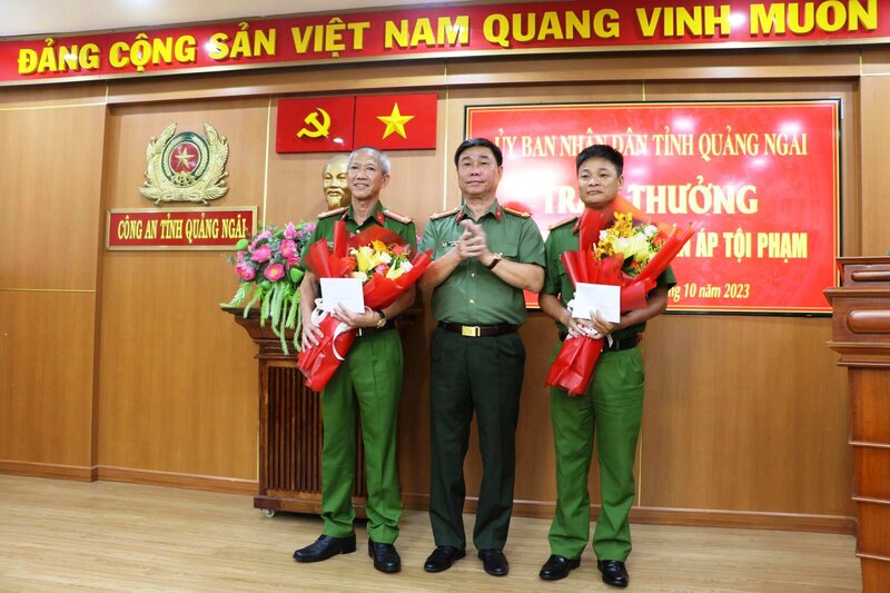 Đại tá Phan Công Bình - Giám đốc Công an tỉnh Quảng Ngãi trao tiền thưởng cho 2 tập thể là Phòng Cảnh sát hình sự (Công an tỉnh Quảng Ngãi) và Công an TP Quảng Ngãi. Ảnh: Công an Quảng Ngãi