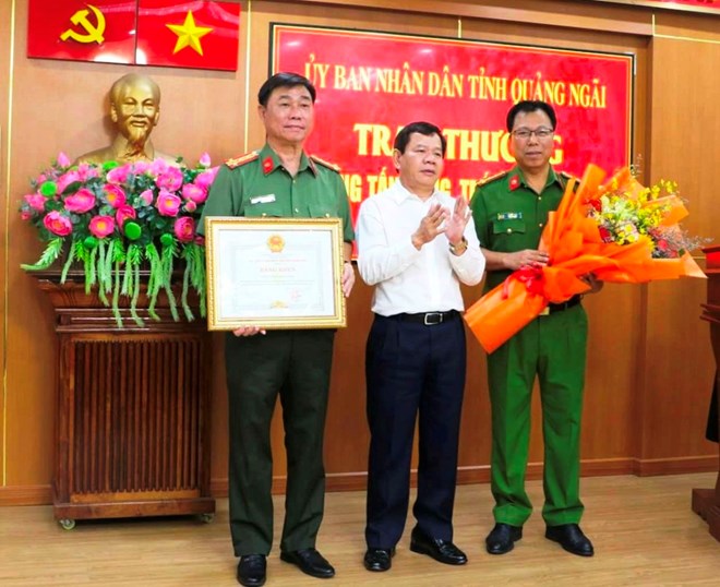 Thưởng 100 triệu đồng cho ban chuyên án bắt các đối tượng bắn hai lao công