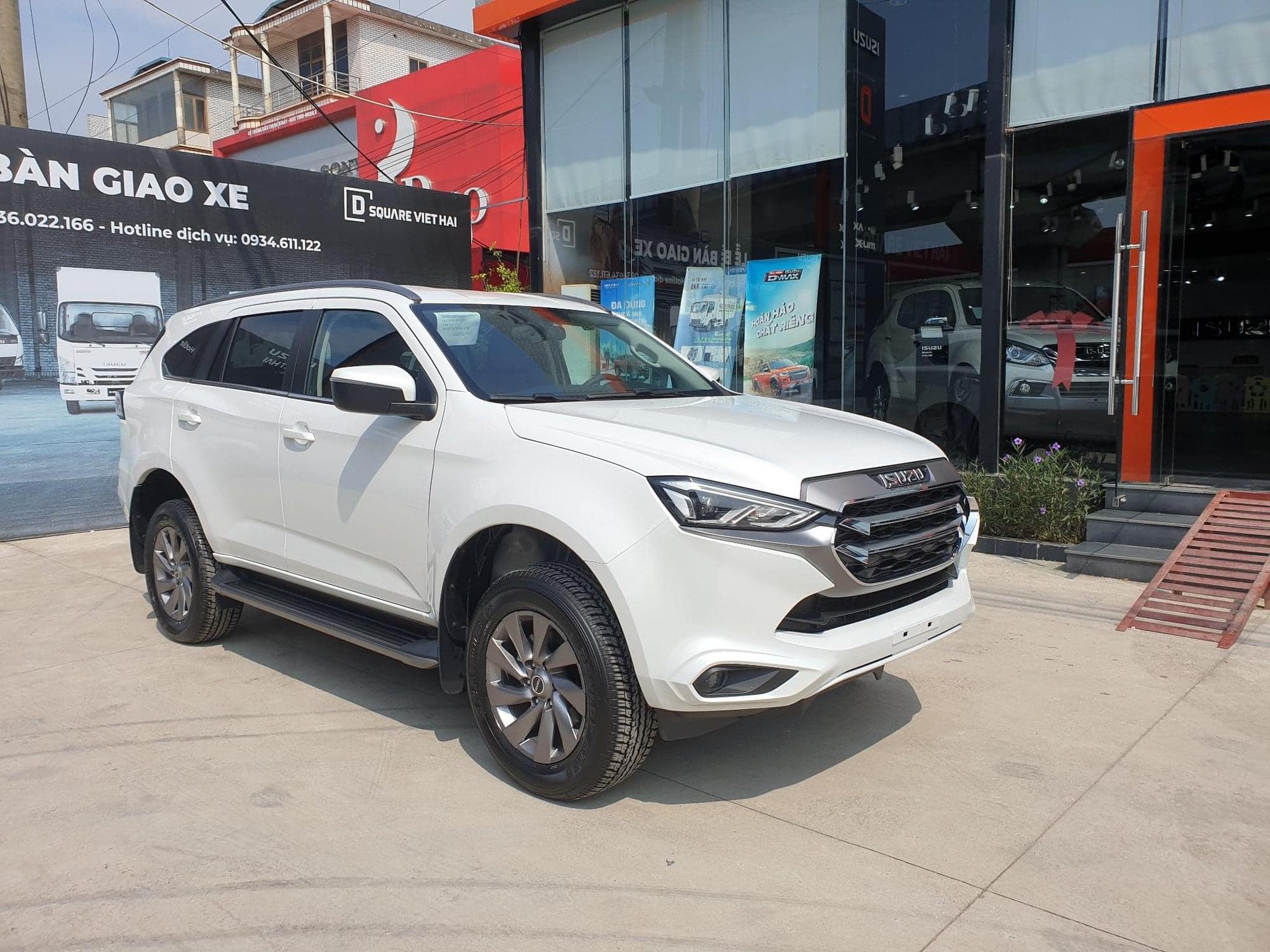 Đại lý xả kho Isuzu mu-X 2022: Giảm gần 150 triệu, nỗ lực giành thị phần dưới sức ép của Everest và Santa Fe - Ảnh 1.