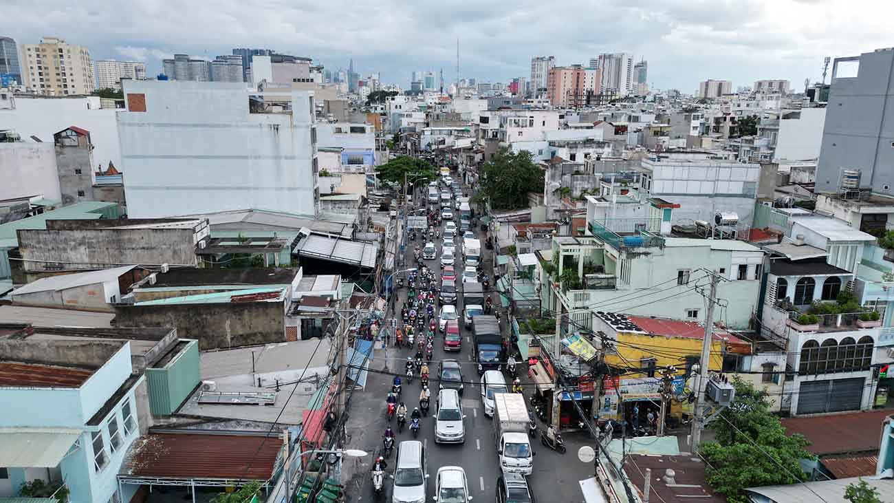 Trong đó, tuyến đường Xô Viết Nghệ Tĩnh, đoạn từ cầu vượt Hàng Xanh đến Đài liệt sĩ cũng là nỗi ám ảnh với người đi đường. Hầu như ngày nào khu vực này cũng xảy ra ùn ứ xe bất kể giờ giấc. Khu vực này là một trong 24 điểm đen ùn tắc của TPHCM.