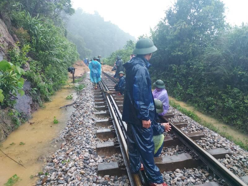 Ngành đường sặt đã huy động 150 người đến để khắc phục. Trong ảnh những công nhân vừa đến để chuẩn bị công tác khắc phục sạt lở. Ảnh: Trần Tuấn.