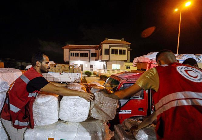 Gaza nhận số hàng viện trợ lớn nhất tới nay; xung đột Israel-Hamas đã làm hơn 9.400 người tử vong - Ảnh 1.