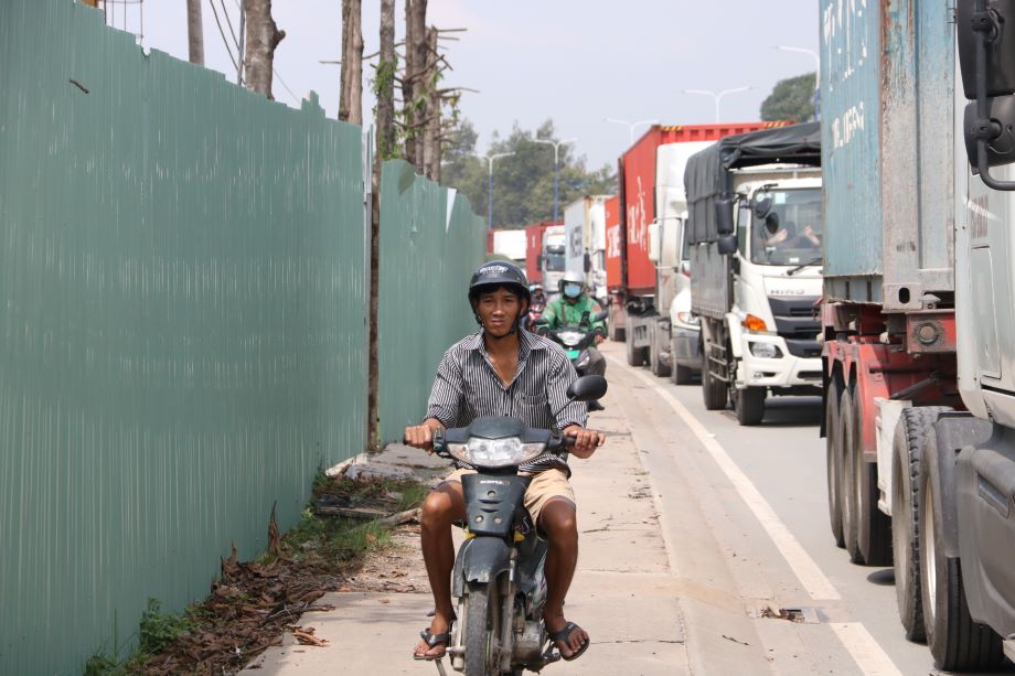 Khoảng 3 năm trở lại đây, phương tiện đổ về tuyến Mỹ Phước Tân Vạn mỗi lúc một đông. Đoạn từ điểm giao nhau với đường Phú Lợi xuống ngã ba Tân Vạn thường xuyên bị ùn ứ.