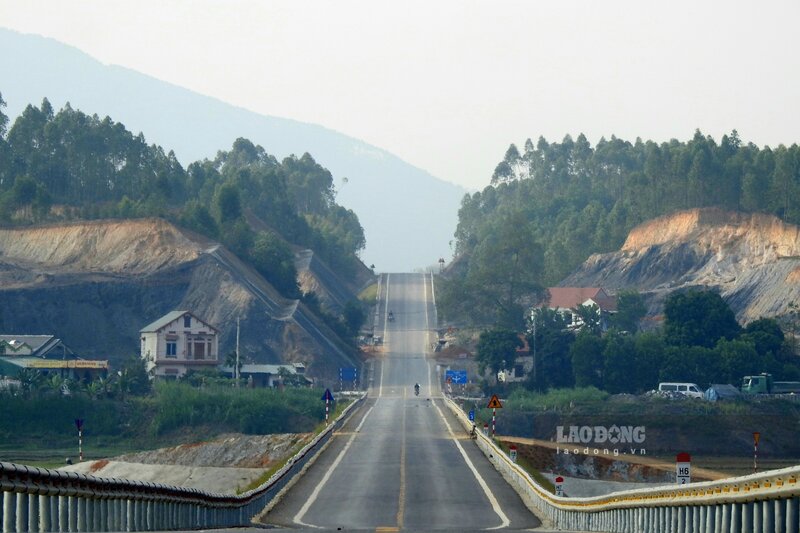 Trước đó, ông Đỗ Thế Nam - Giám đốc Ban Quản lý dự án đầu tư xây dựng công trình giao thông, dân dụng và công nghiệp (thuộc Sở Giao thông Vận tải tỉnh Phú Thọ - đại diện chủ đầu tư) cho biết, sau khi thông tuyến, dự kiến, đến tháng 6.2024, tuyến đường sẽ được nghiệm thu, bàn giao và đưa và khai thác sử dụng