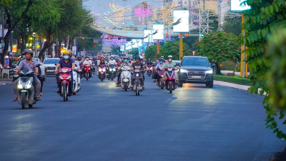 Theo ông Hoàng, hiện có 2 tuyến đã hoàn thành xong công tác thảm nhựa là Võ Văn Tần và Châu Văn Liêm. Dự kiến đến ngày 10.1, tuyến 30/4 cũng sẽ hoàn thiện công tác thảm nhựa toàn bộ mặt đường và bàn giao lại cho thành phố sử dụng.