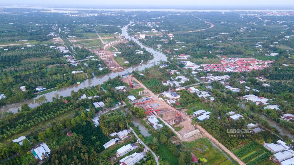 Trao đổi với Báo Lao Động, ông Lê Đức Tuân - Phó Giám đốc Ban Quản lý dự án Mỹ Thuận - thông tin, cả 2 dự án thành phần đã tổ chức triển khai thi công đồng loạt trên tuyến với 167 mũi thi công, huy động 685 đầu máy thiết bị với 1.096 nhân sự (kỹ sư, công nhân, lái máy) để triển khai thi công phát quang, đào hữu cơ, đắp cát nền đường, thi công móng cọc cầu, đổ bê tông mố trụ, đúc dầm,…