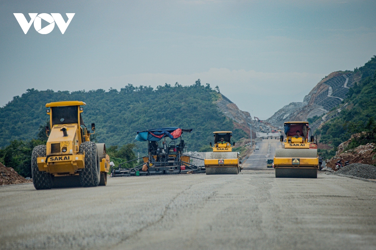 Hối hả thi công cao tốc nối Nha Trang - Sài Gòn những ngày cận Tết Nguyên đán - Ảnh 16.