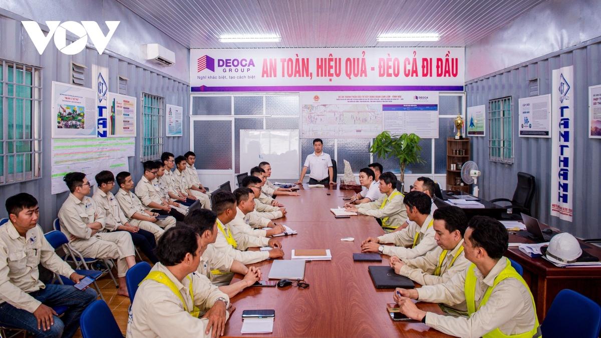 Hối hả thi công cao tốc nối Nha Trang - Sài Gòn những ngày cận Tết Nguyên đán - Ảnh 18.