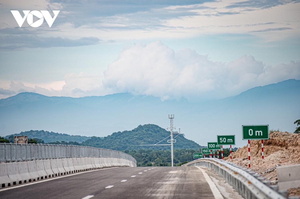 Hối hả thi công cao tốc nối Nha Trang - Sài Gòn những ngày cận Tết Nguyên đán - Ảnh 2.