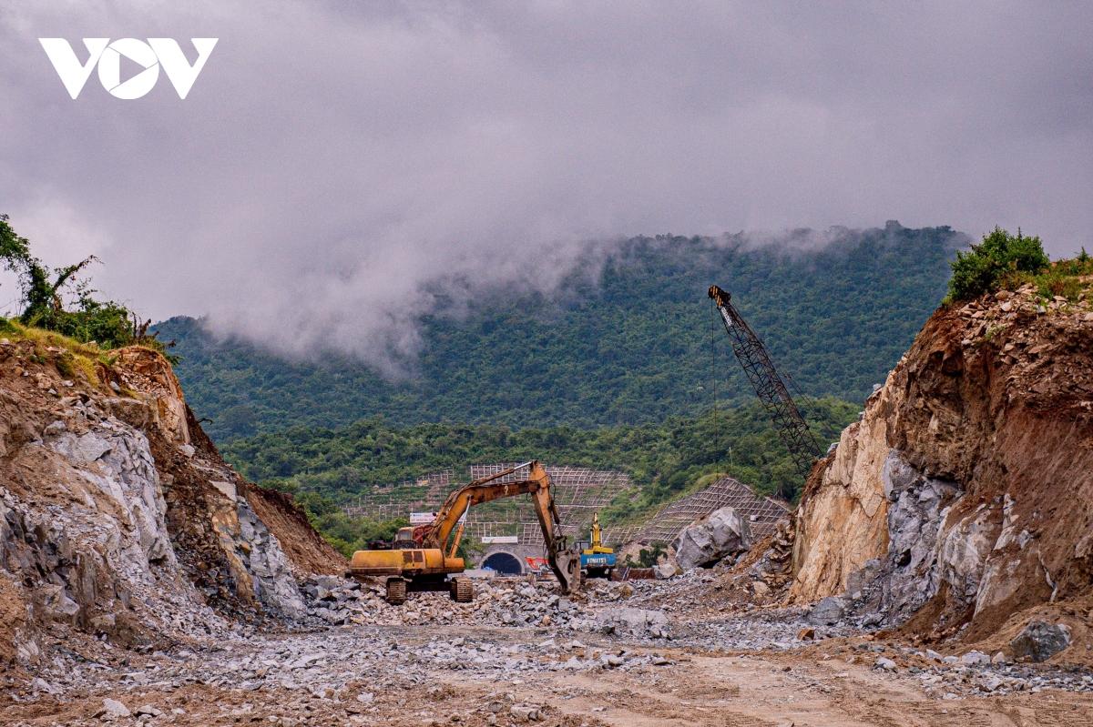 Hối hả thi công cao tốc nối Nha Trang - Sài Gòn những ngày cận Tết Nguyên đán - Ảnh 5.