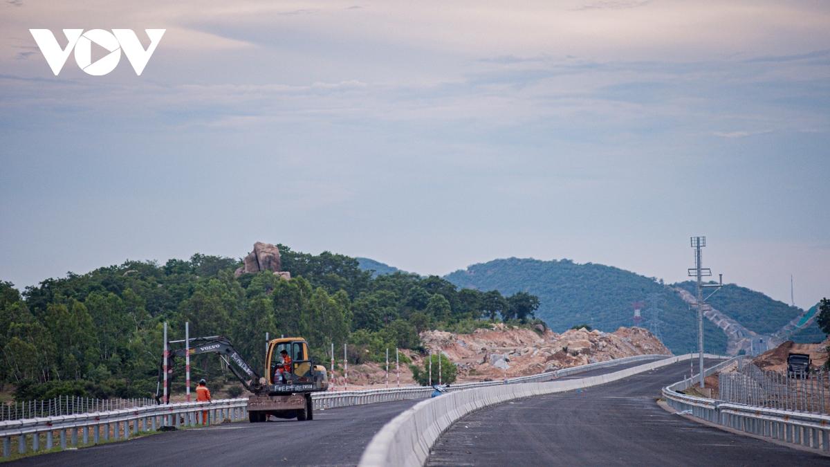 Hối hả thi công cao tốc nối Nha Trang - Sài Gòn những ngày cận Tết Nguyên đán - Ảnh 24.